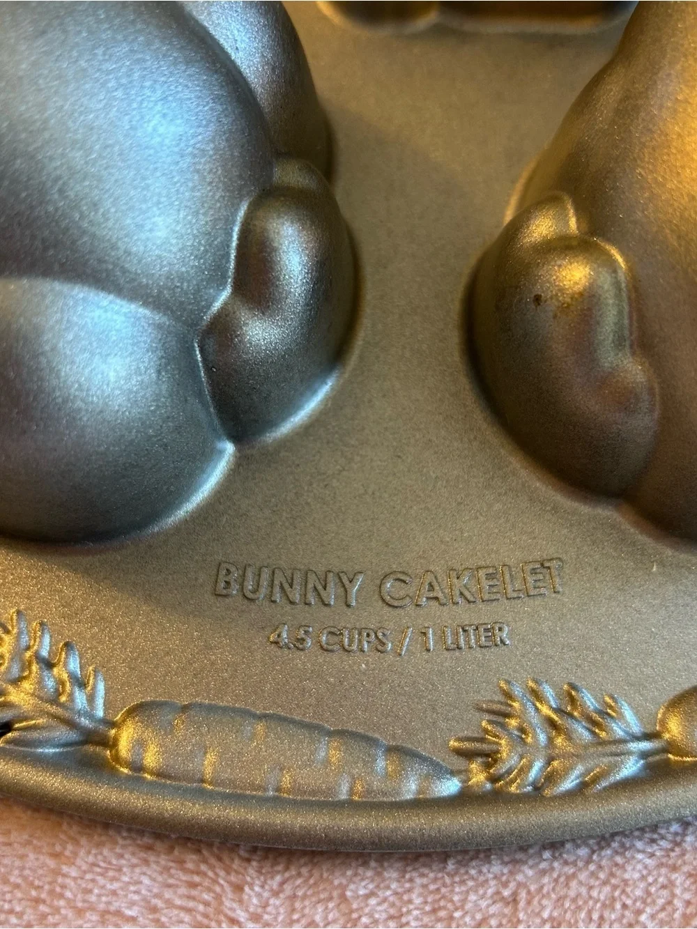 Nordic Ware Bunny Cakelet pan non stick cast aluminum bake pan hood 4.5 cups